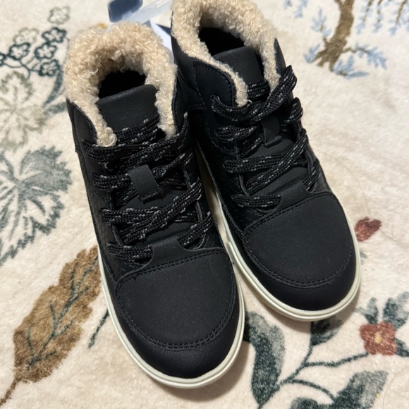 OshKosh B'gosh Black and Cream Kids Boots size 9 NWT - Picture 2 of 7